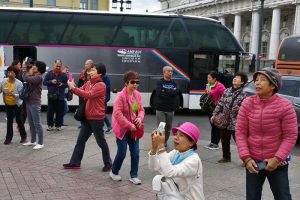 Из-за коронавируса в Петербург не прилетят тысячи китайских туристов. Как это отразится на экономике города, туроператорах и музеях