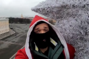 Петербургские руферы забрались на вершину ели на Дворцовой площади