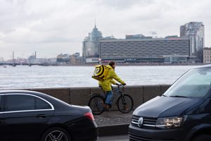 В Петербурге запустилась «Яндекс.Лавка» — доставка продуктов за 15 минут. Как в сервисе ищут подход к местным жителям и с какими локальными производителями работают