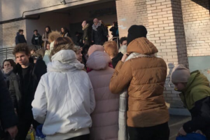 В Петербурге ученикам пришлось идти километр до другой школы из-за эвакуации — родители заявили, что им не дали одеться и держали на морозе. Школы это отрицают