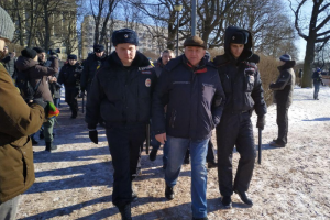 На марше памяти Немцова в Петербурге и после него задержали минимум девять человек