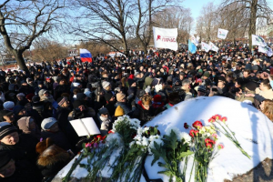 На марш памяти Немцова пришло около 2 тысяч петербуржцев, они несли цветы к памятнику жертвам репрессий. Одно фото