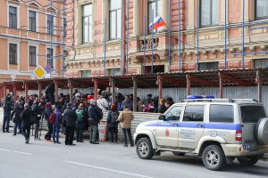 На суд по делу «Сети» в Петербурге не пустили десятки журналистов и активистов. Как они ждали заседания в очереди — одно фото