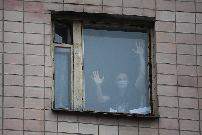 Петербургских студентов на две недели закрыли в карантине в общежитии. Как они живут, чем питаются и что думают о профилактике коронавируса