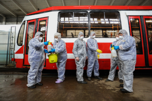 В Петербурге из-за коронавируса дезинфицируют трамваи — в костюмах химзащиты, масках и с распылителями