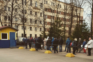 Петербургское предприятие бесплатно разливает антисептик — в очередь выстроились десятки горожан. Вот как это выглядит