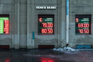Почему падает рубль, будет ли финансовый кризис и какие товары подорожают? Экономисты — о последствиях обвала цен на нефть