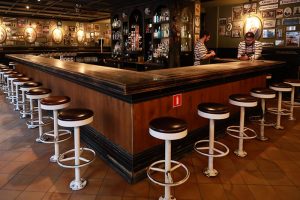 В Петербурге временно закрывают кафе, магазины и храмы. Что об этом известно