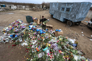 В Петербурге уничтожили сотни непроданных букетов — это акция цветочных ретейлеров, которые не могут работать из-за коронавируса. Одно фото