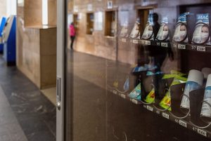 В петербургском метро начали продавать маски и перчатки. Сколько стоят средства защиты, какие компании их поставляют и что об этом говорят горожане