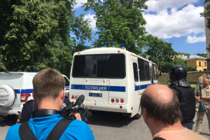 После оглашения приговора по делу «Сети» в Петербурге у здания суда задержали до 30 человек