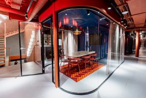В здании петербургского пивоваренного завода открылся новый коворкинг — с офисами, лекторием и авторским дизайном. Вот как он устроен