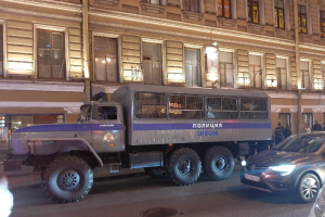 Более 120 человек доставили в полицию после рейдов на Рубинштейна, Думской и Дворцовой. Четыре бара оштрафовали