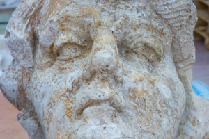 При вскрытии полов в Александровском дворце обнаружили голову атланта времен Растрелли