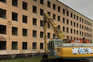 В Петербурге начали сносить первую расселенную хрущевку по программе реновации