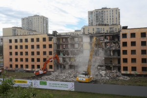 Как в Сосновой Поляне сносят первую хрущевку по программе реновации. Демонтаж продлится несколько дней