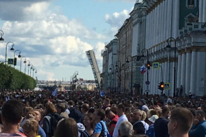 В Петербурге прошел парад в честь Дня ВМФ. На набережных собрались толпы людей
