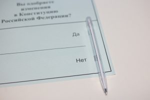 Как проходило голосование по поправкам в Петербурге: вбросы бюллетеней, коронавирус у членов комиссий и участки во дворах