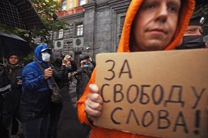 Ивана Сафронова обвиняют в госизмене — это уже четвертое дело против журналистов за неделю. Как на это реагируют СМИ, общественные деятели и власть