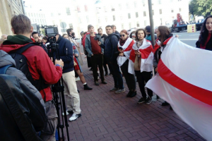 У посольства Беларуси прошла акция в поддержку протестующих в республике. Собравшиеся пели песни и раздавали ягоды