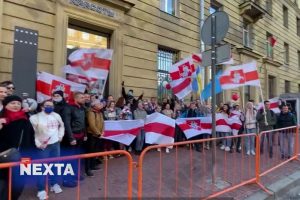 У белорусского посольства в Петербурге прошла акция солидарности «Драник-пати»