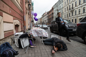 В Петербурге на активистов «Весны» составили протоколы из-за акции с чаепитием в честь дня рождения Путина