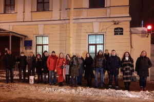 На задержанных у консульства Беларуси составили протоколы о нарушении противоэпидемических мер. Активистам грозят штрафы