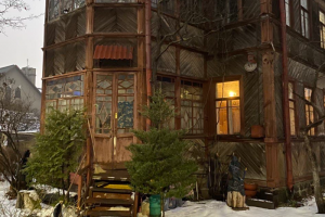 Прогуляйтесь по Коломягам — мимо Египетского дома, усадьбы и деревянной дачи с мастерскими художников
