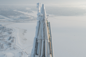 Петербургский фотограф показал покрытую инеем вершину «Лахта Центра» 👀