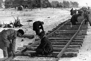 Как после прорыва блокады в Ленинграде строили Дорогу победы и почему она менее известна, чем Дорога жизни? Рассказывает военный историк