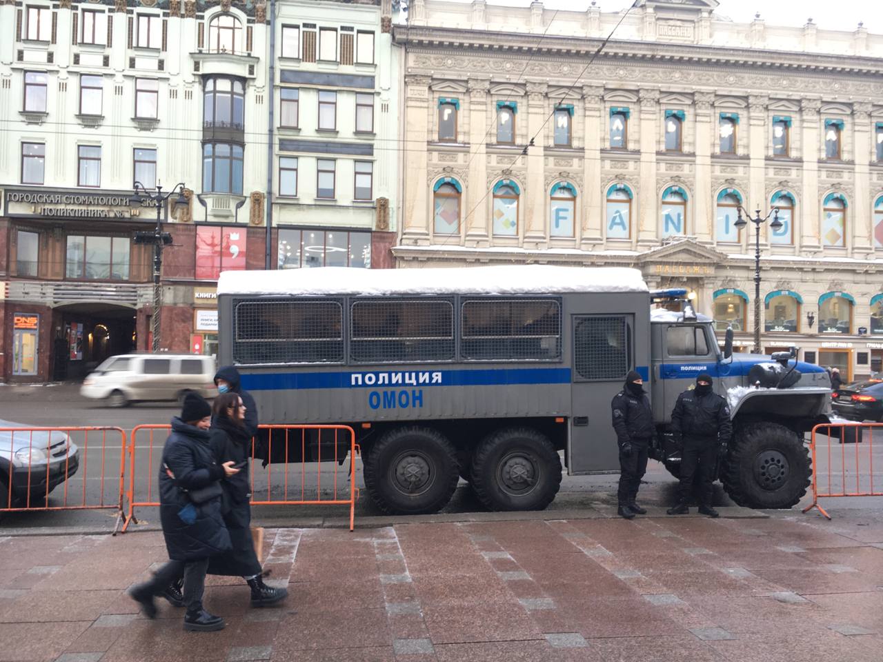 В центре Петербурга заметили полицию и ОМОН. «Бумага»