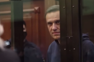 «Одного сажают, чтобы запугать миллионы». Навальный выступил на суде, где требуют заменить ему условный срок на реальный