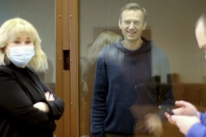 Навального приговорили к штрафу в 850 тысяч рублей по делу о клевете. Судья попросила СК проверить высказывания политика в отношении прокурора и суда