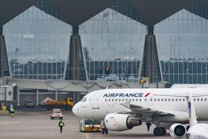 Авиакомпания Air France возобновила рейсы между Петербургом и Парижем. Но въезд во Францию по-прежнему ограничен