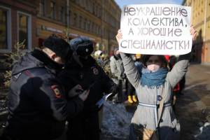 В Петербурге проходит феминистская акция в честь 8 Марта. Как участницы провели шествие и пели частушки, а теперь стоят в пикетах против дискриминации — в трех фото