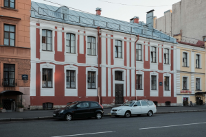 История самого старого жилого дома в Петербурге — его построили для монахов, но жили здесь матросы и физики. Отрывок из письма «Бумаги»