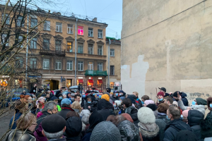 Около 150 петербуржцев вышли на акцию в защиту сквера в Кузнечном переулке. На его месте могут построить новое здание музея Достоевского