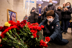 Четыре года со дня теракта в петербургском метро. Одно фото с возложения цветов на станции «Технологический институт»