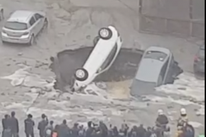 В Приморском районе три автомобиля провалились под землю после прорыва трубы с горячей водой