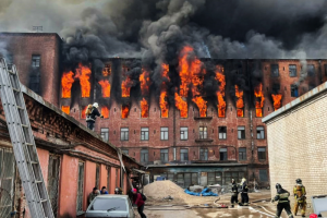 МЧС: пожар на «Невской мануфактуре» тушили водой из Невы из-за особенностей здания и для защиты соседних строений. Гидранты были исправны