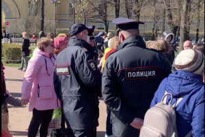 Сотрудники полиции проверили документы у людей, который пели военные песни в Александровском саду, сообщают очевидцы