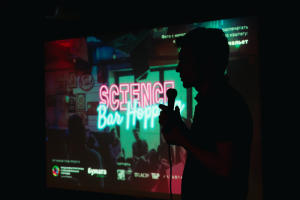В Петербурге прошел фестиваль Science Bar Hopping. Смотрите трансляции лекций — о вакцинах от коронавируса, болях в спине и роботах 🔬🧬