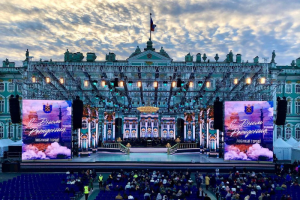 В Петербурге проходит шоу «Классика на Дворцовой». Посмотрите, как выглядит концерт у стен Зимнего дворца 🎵