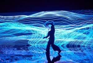 Это арт-проект «Цифровые двойники» на ПМЭФ-2021. Посмотрите, как нейросеть создает диджитал-зеркало и отражает фигуры людей