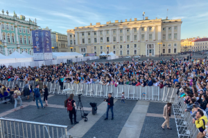 Тысячи людей пришли послушать концерт Арбениной на Дворцовой. В ВИП-зоне — шахматная рассадка, за ограждением — толпы
