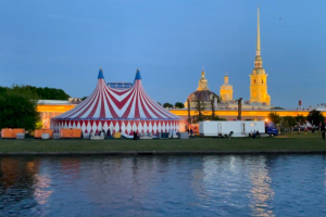 «Яндекс» на Заячьем острове, «Чиж» на фоне Кремля и Forbes в ДЛТ. Смотрите на пять самых громких вечеринок второго дня ПМЭФ 🎵 🎶