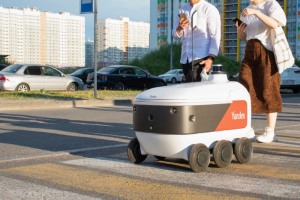 В Мурине еду теперь развозит полуметровый робот-курьер «Яндекса». Да, это настоящий киберпанк 🤖