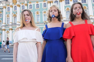 В Петербурге провели акцию «против цензуры» в YouTube, Twitter и Facebook. Ее организовала девушка, обливавшая мужчин с широко раздвинутыми ногами в метро