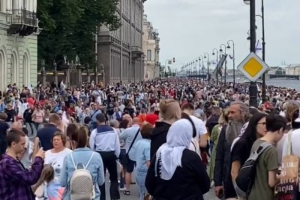 На набережных Петербурга — толпы, люди смотрят парад ВМФ. Роспотребнадзор предупреждал об опасности из-за коронавируса