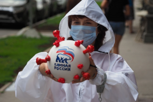 Петербургские нацболы принесли к Минюсту макет коронавируса с символикой «Единой России». Всех участников акции задержали